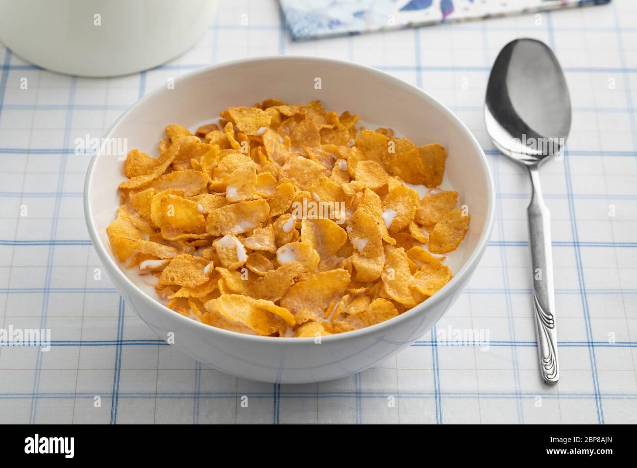 Schüssel mit traditionellen Cornflakes und Milch Nahaufnahme Stockfoto