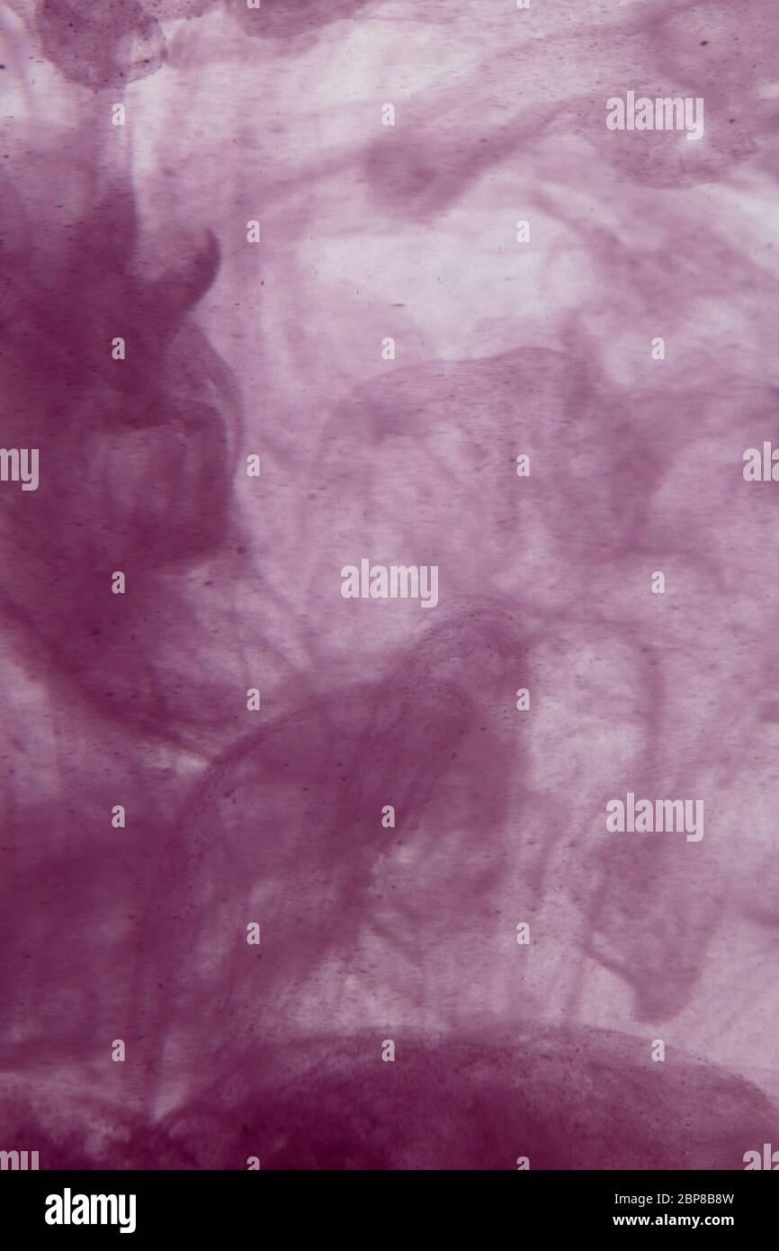 Ein schönes Bild von einer bunten rosa Flüssigkeit, die in Wasser, abstraktes Muster vermischt Stockfoto