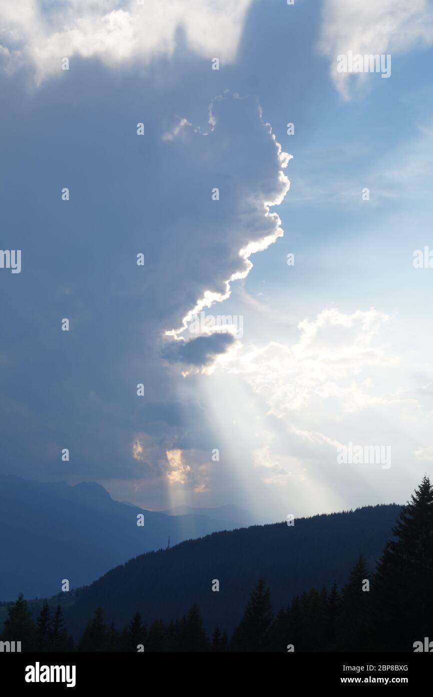Sonne Hinter Wolken Stockfoto