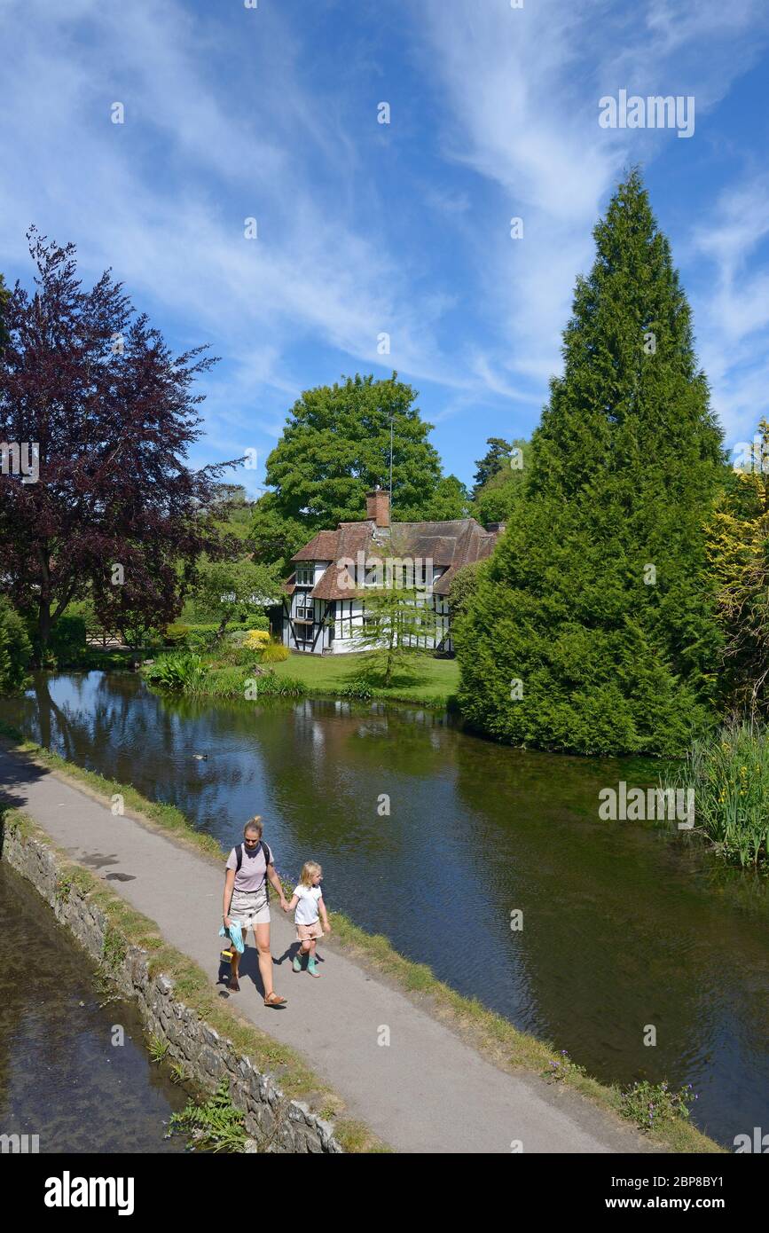 Loose Village, Kent, Großbritannien. Mai 2020. Soziale Distanz während Bewegung ist einfacher für Menschen, die in ländlichen Dörfern leben als für diejenigen in Städten. Junge Familie geht durch Loose Brooks - ein Weg mitten im Dorfstrom Quelle: Phil Robinson/Alamy Live News Stockfoto