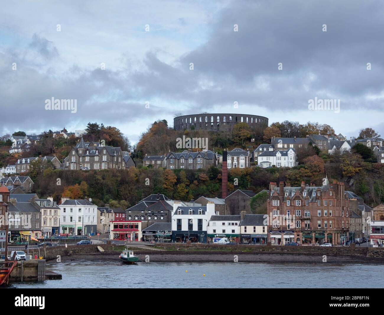 McCaig's Tower und die Uferpromenade in Oban, Argyll & Bute, Schottland Stockfoto