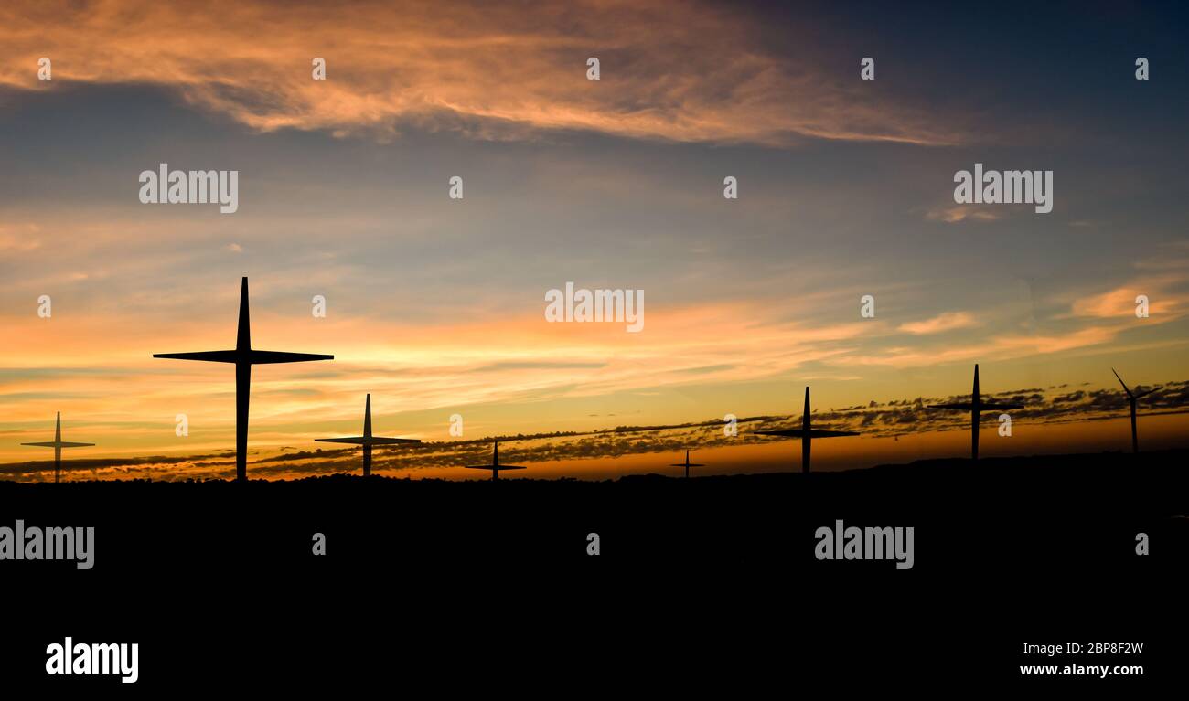 Silhouette des christlichen Kreuzes bei Sonnenuntergang Hintergrund. Stockfoto