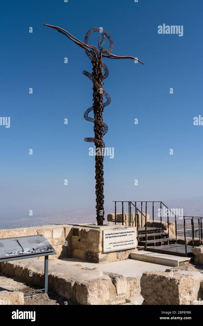 Jordanien, Berg Nebo, Berg Nebo, das Brazen Serpent Monument ist eine Skulptur, die die von Moses hochgehob Messingschlange und das Kreuz darstellt, auf dem Christus gekreuzigt wurde. Es wurde von dem italienischen Künstler Giovanni Fantoni geschaffen und vor der Gedächtniskirche von Moses mit Blick auf das Gelobte Land im Westen platziert. Vom Berg Nebo aus durfte Moses auf das Gelobte Land hinabblicken. Stockfoto