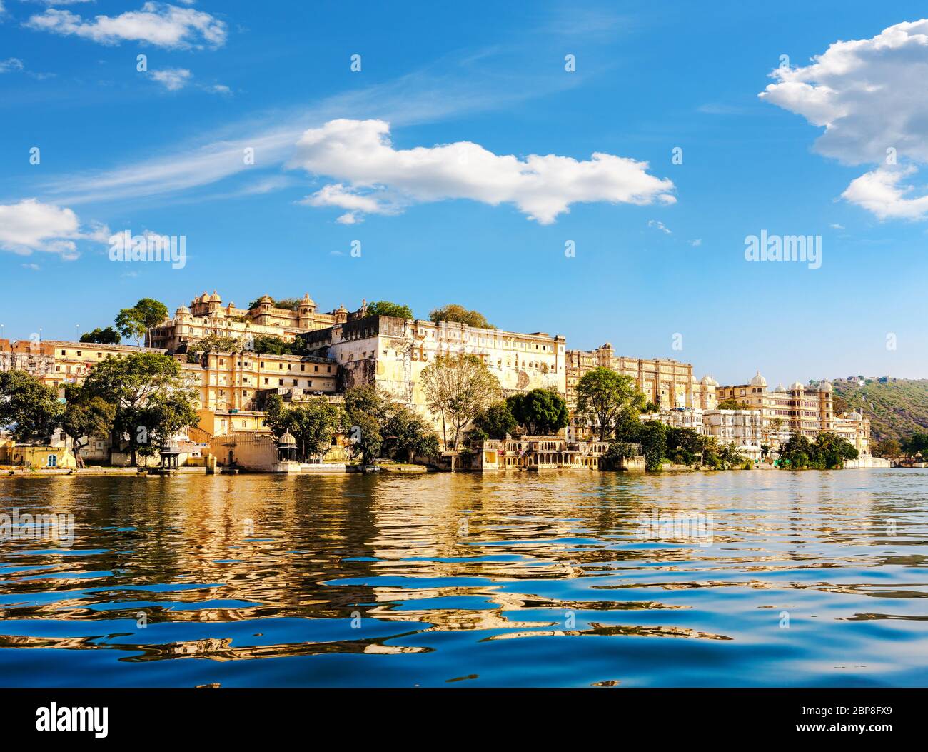 Lake Pichola und City Palace in Udaipur. Udaipur, der Stadt der Seen bekannt, Abgesehen von seiner Geschichte, Kultur, malerische Orte, Es ist ja auch bekannt Stockfoto