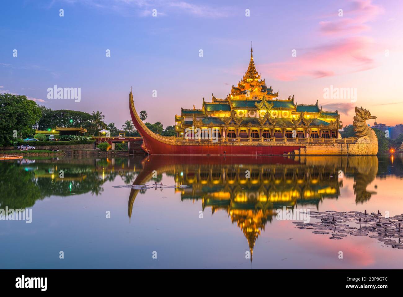Yangon, Myanmar am Karaweik Palast im Kandawgyi Königlichen See in der Dämmerung. Stockfoto