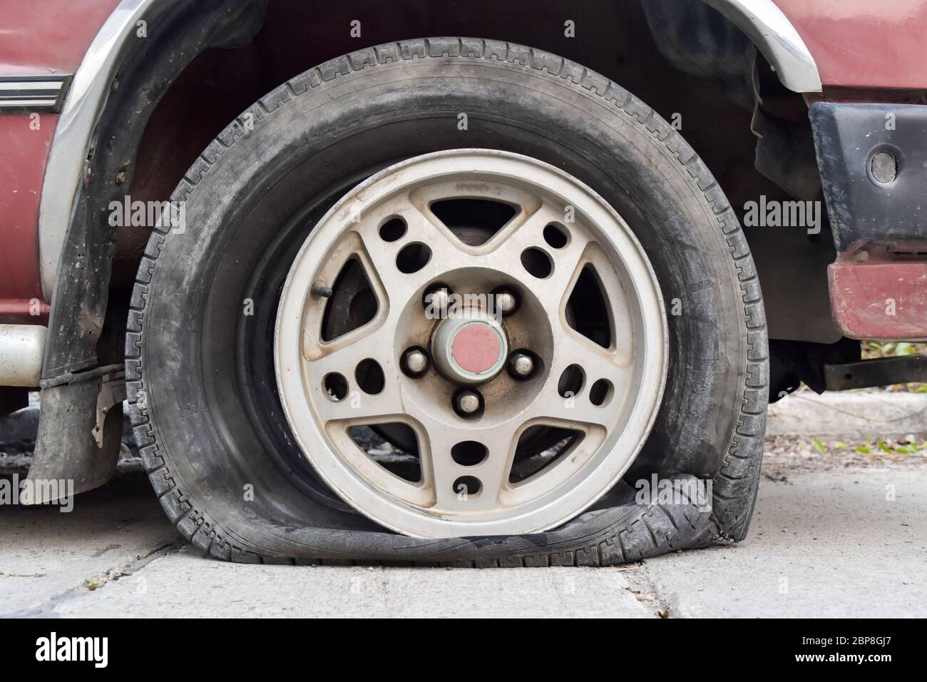 Verlassenes Auto auf der Straße. Reifenplatzer und Reifenplatzer Stockfoto