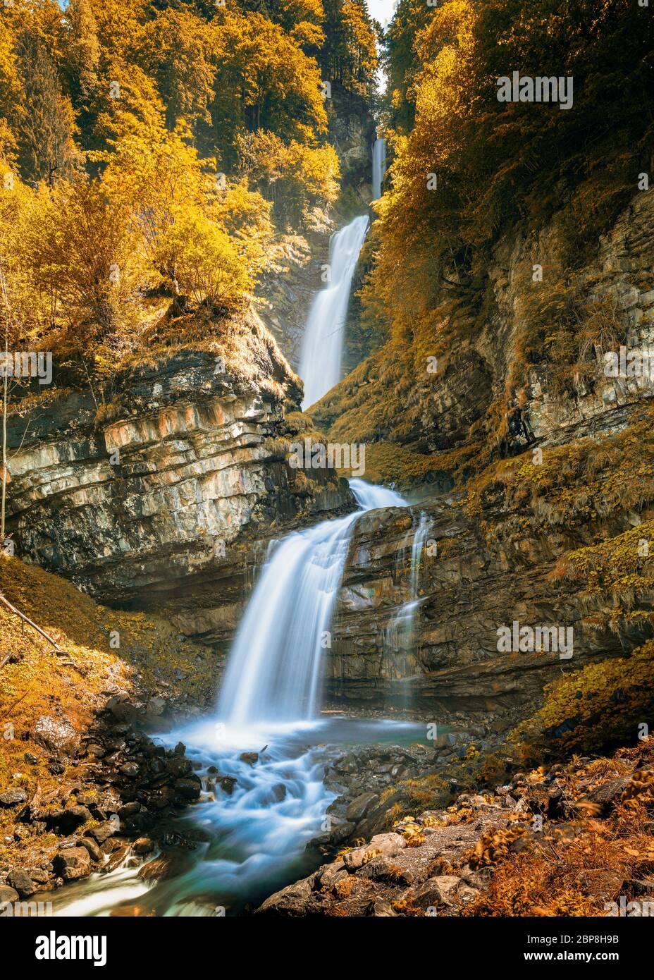 Ein Blick auf den idyllischen Dieselbach Wasserfall in den Schweizer Alpen bei Braunwald und Glarus im Herbst Stockfoto