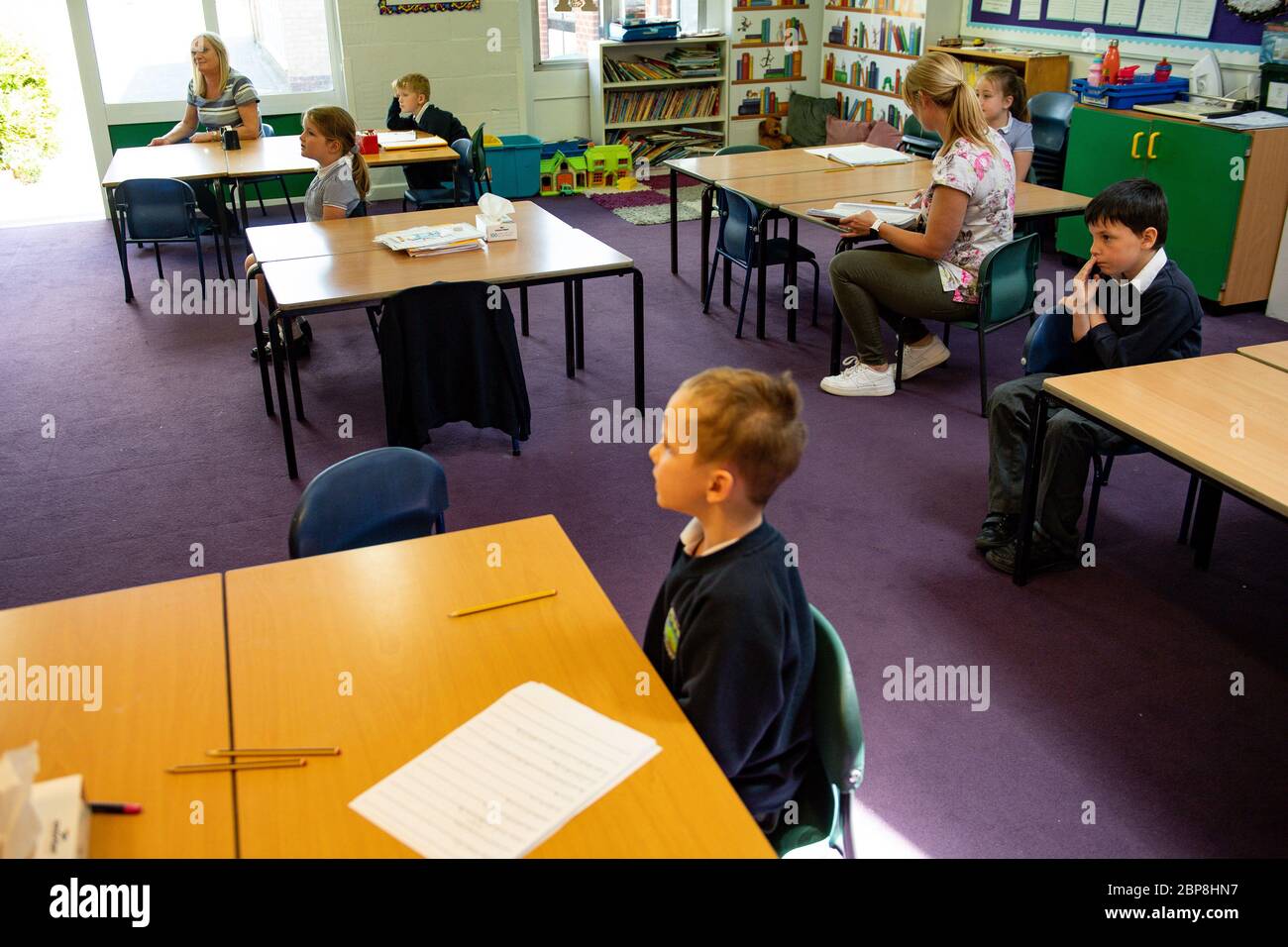 Kinder von wichtigen Arbeitern distanzieren sich während ihres Unterrichts an der Kempsey Primary School in Worcester sozial. Die Kinder- und Grundschüler könnten ab dem 1. Juni nach der Ankündigung der Pläne für eine schrittweise Wiedereröffnung der Schulen wieder in die Klassen zurückkehren. Stockfoto