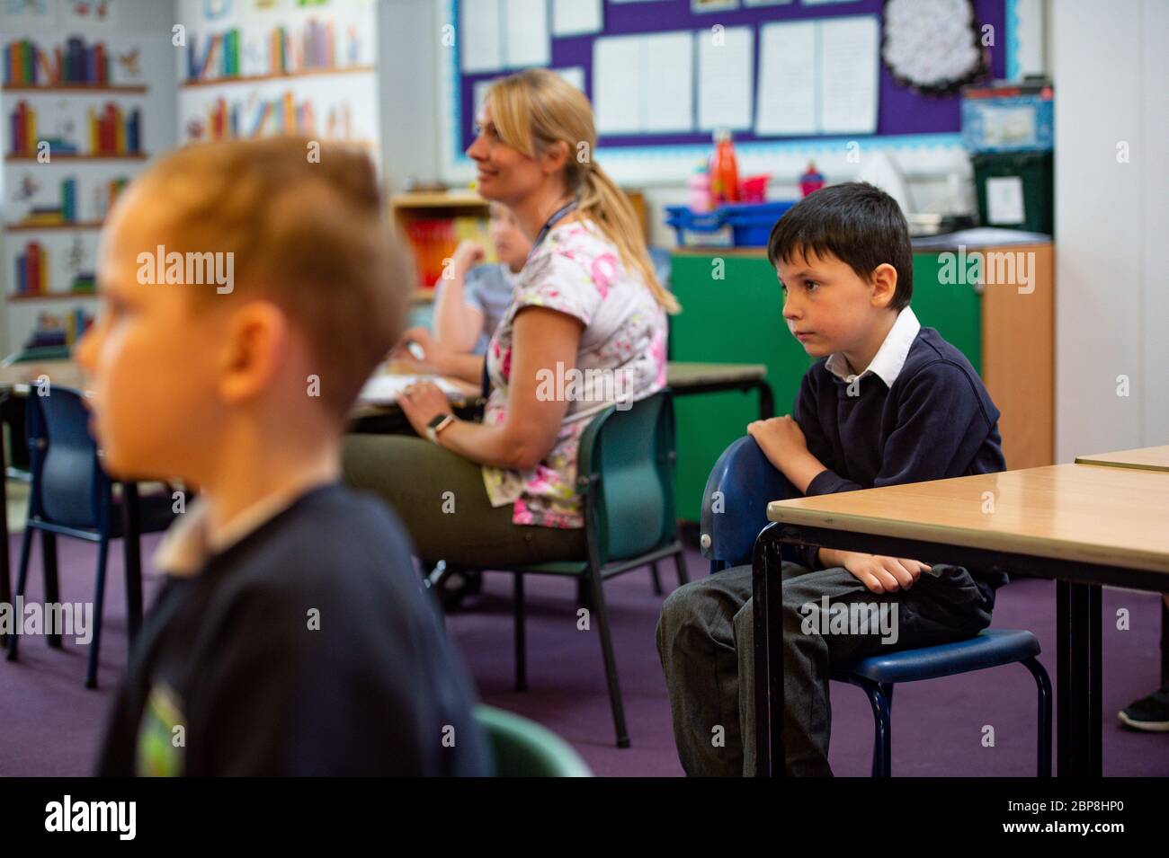 Kinder von wichtigen Arbeitern distanzieren sich während ihres Unterrichts an der Kempsey Primary School in Worcester sozial. Die Kinder- und Grundschüler könnten ab dem 1. Juni nach der Ankündigung der Pläne für eine schrittweise Wiedereröffnung der Schulen wieder in die Klassen zurückkehren. Stockfoto