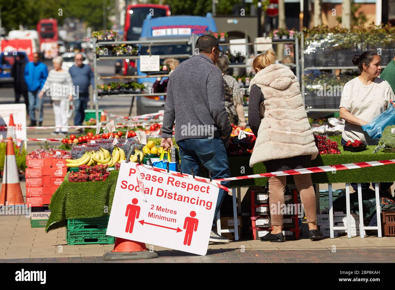 Foto von Leuten, die in der Woche, in der die Sperrung des Coronavirus in Großbritannien entspannt war, einkaufen. Zeigt Marktstände in Bexleyheath, Südosten Londons. Stockfoto