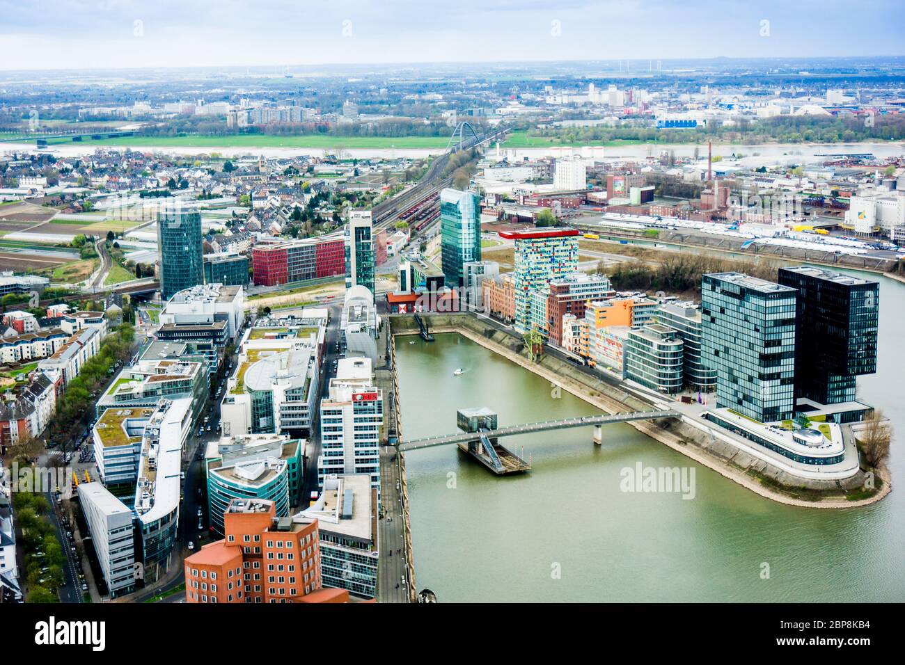 Düsseldorf, Medienhafen mit zeitgenössischer Architektur, Medienhafen, Nordrhein-Westfalen, Deutschland, Europa Stockfoto
