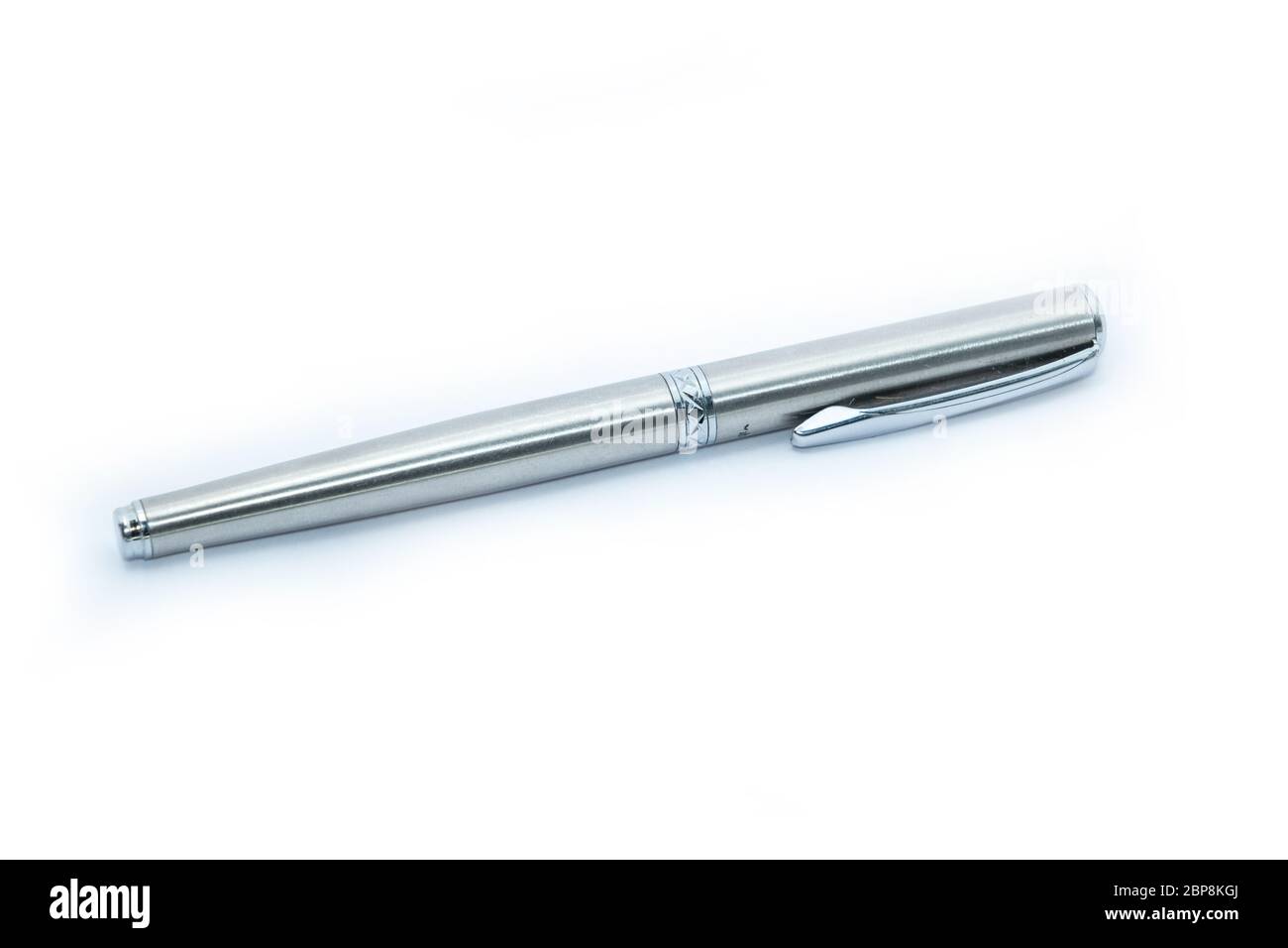 Ein silberner Luxus-Stift Mockup isoliert auf einem weißen Hintergrund. Schöner Stift. Stockfoto
