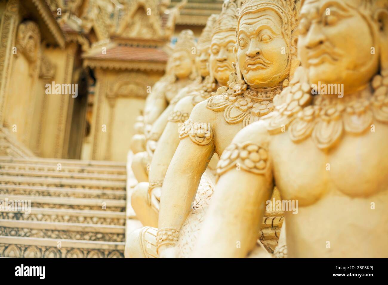 Details von Statuen auf einer Treppe eines Tempels. Silk Island, Phnom Penh, Kambodscha, Südostasien Stockfoto