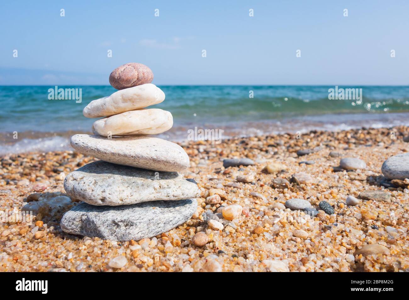 Stones Balance und Wellness Retro Spa Konzept, Inspiration, Zen-like und Wohlbefinden ruhige Komposition. Nahaufnahme von Zen-Steinen am Strand Stockfoto