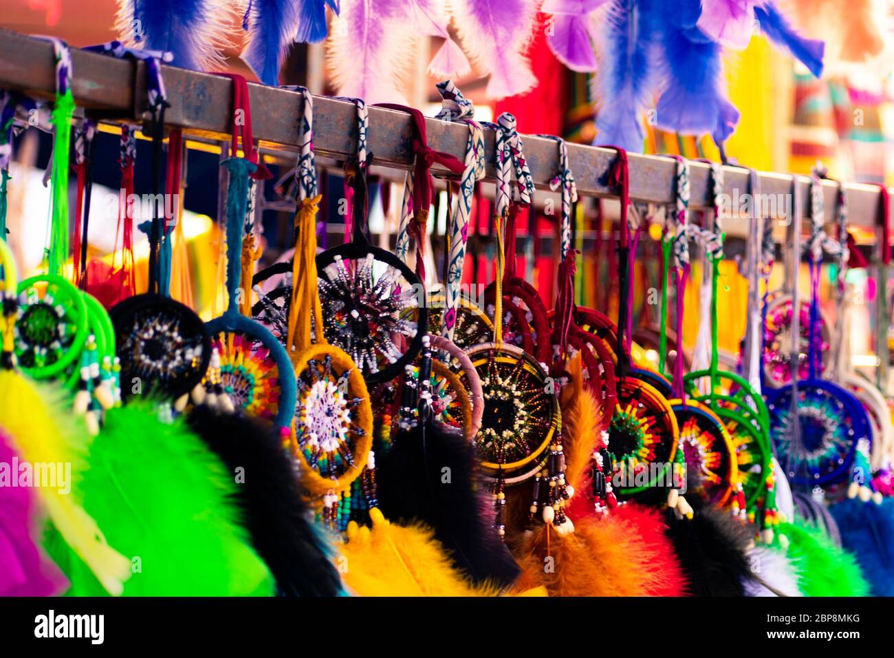 Einheimischer Handwerksmarkt auf dem Los Ponchos Platz in Ecuador, in der Stadt Otavalo One Stockfoto