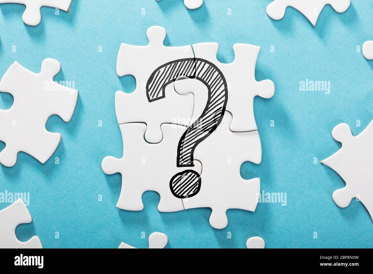 Ansicht von Fragezeichen Symbol auf weißem Puzzle über den blauen Hintergrund Stockfoto