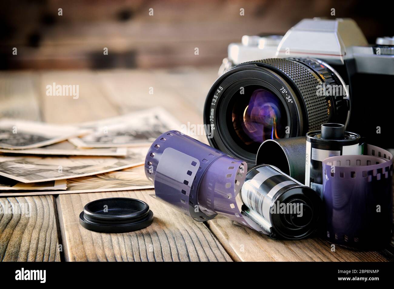 In der Nähe von 35mm Filmen, vintage Fotoabzüge, Kamera film und auf einem rustikalen Holztisch. Stockfoto