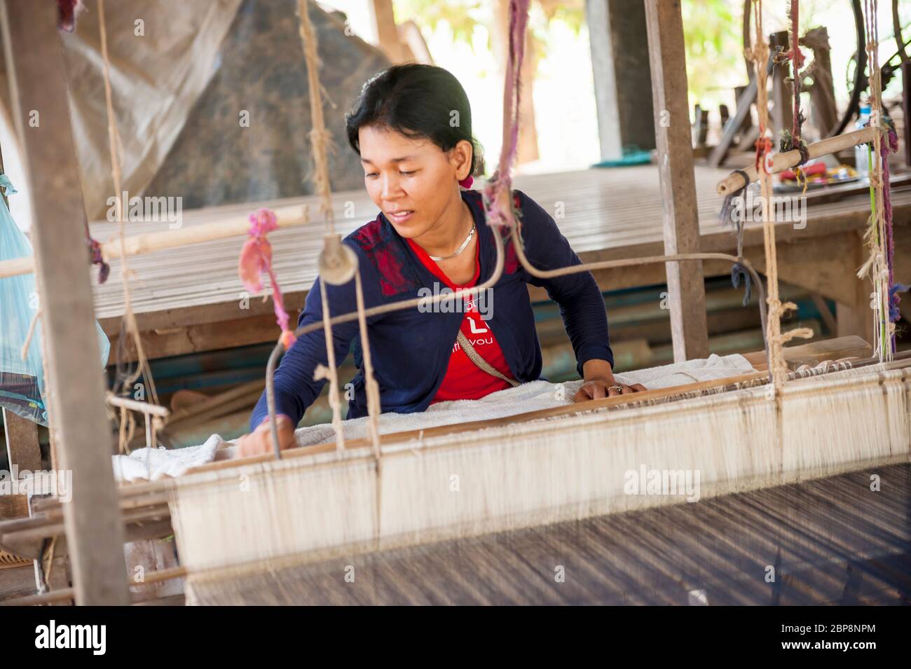 Frau, die Seide auf einem traditionellen Webrahmen webt. Silk Island, Phnom Penh, Kambodscha, Südostasien Stockfoto