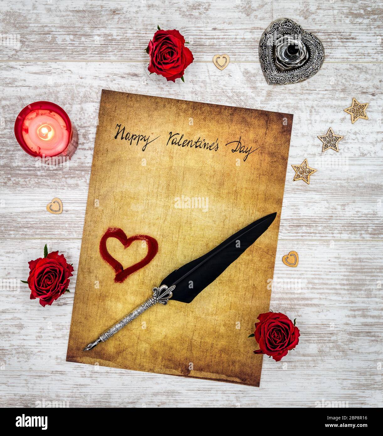 Antike Vorzeichen mit geschrieben Happy Valentines Day, rote Kerze, 3 rote Rosen, rot bemalte hart, Holzdekorationen, silberne kiel Stand, verziert si Stockfoto