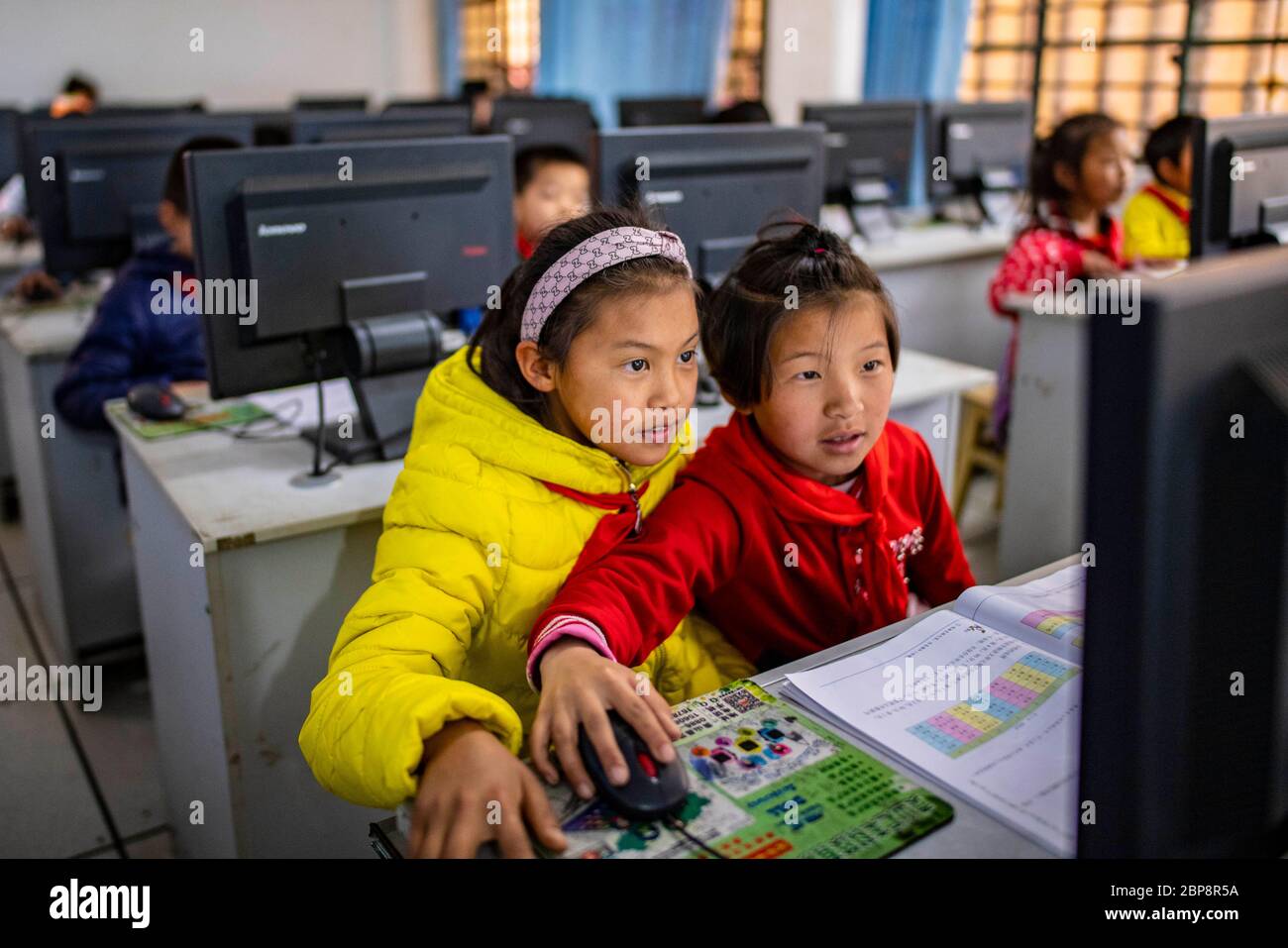(200518) -- PEKING, 18. Mai 2020 (Xinhua) -- Studenten haben einen Computerkurs an der Dulongjiang Zentralschule in der Gemeinde Dulongjiang, Gongshan, Dulong und Nu Autonomous County, Südwestchina, Yunnan Provinz, 23. April 2019. China hat die ethnische Minderheit von Dulong aus der Armut in Yunnan befreit. Mehr als 93 Millionen Menschen in den ländlichen Gebieten Chinas haben von 2013 bis 2019 die Armut erschüttert. Sieben Jahre lang hatte China jährlich mehr als 10 Millionen Menschen aus der Armut befreit. China hat 2020 als Zieljahr festgelegt, um die absolute Armut zu beseitigen und den Bau eines mäßig prospero abzuschließen Stockfoto