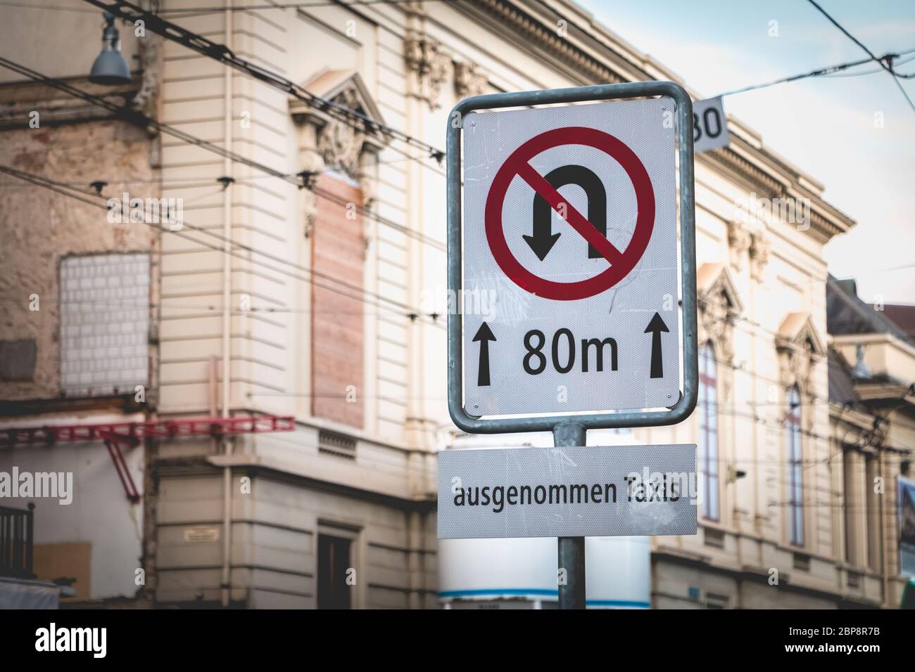 Schild kein Zurück Taxi weg in deutscher Sprache auf einer Straße in der Schweiz Stockfoto