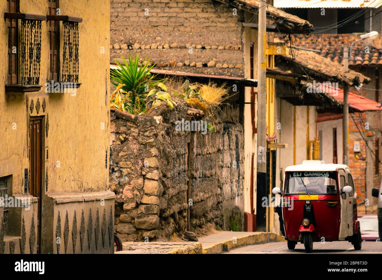 Öffentliche Verkehrsmittel in einer der alten Straßen von Cajamarca, peruanische Stadt Stockfoto