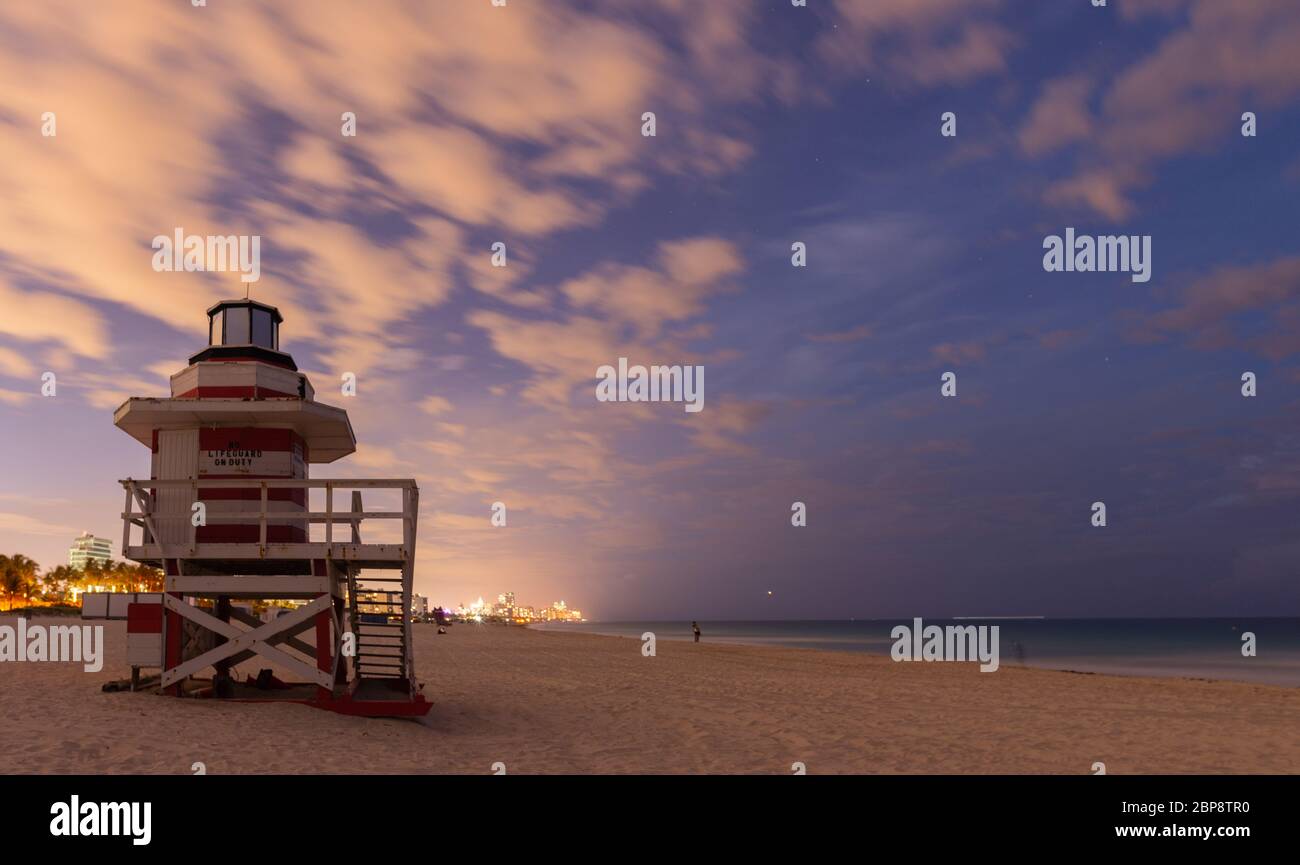 Lifeguard Station bei Nacht am Strand von Miami, Flroida Stockfoto
