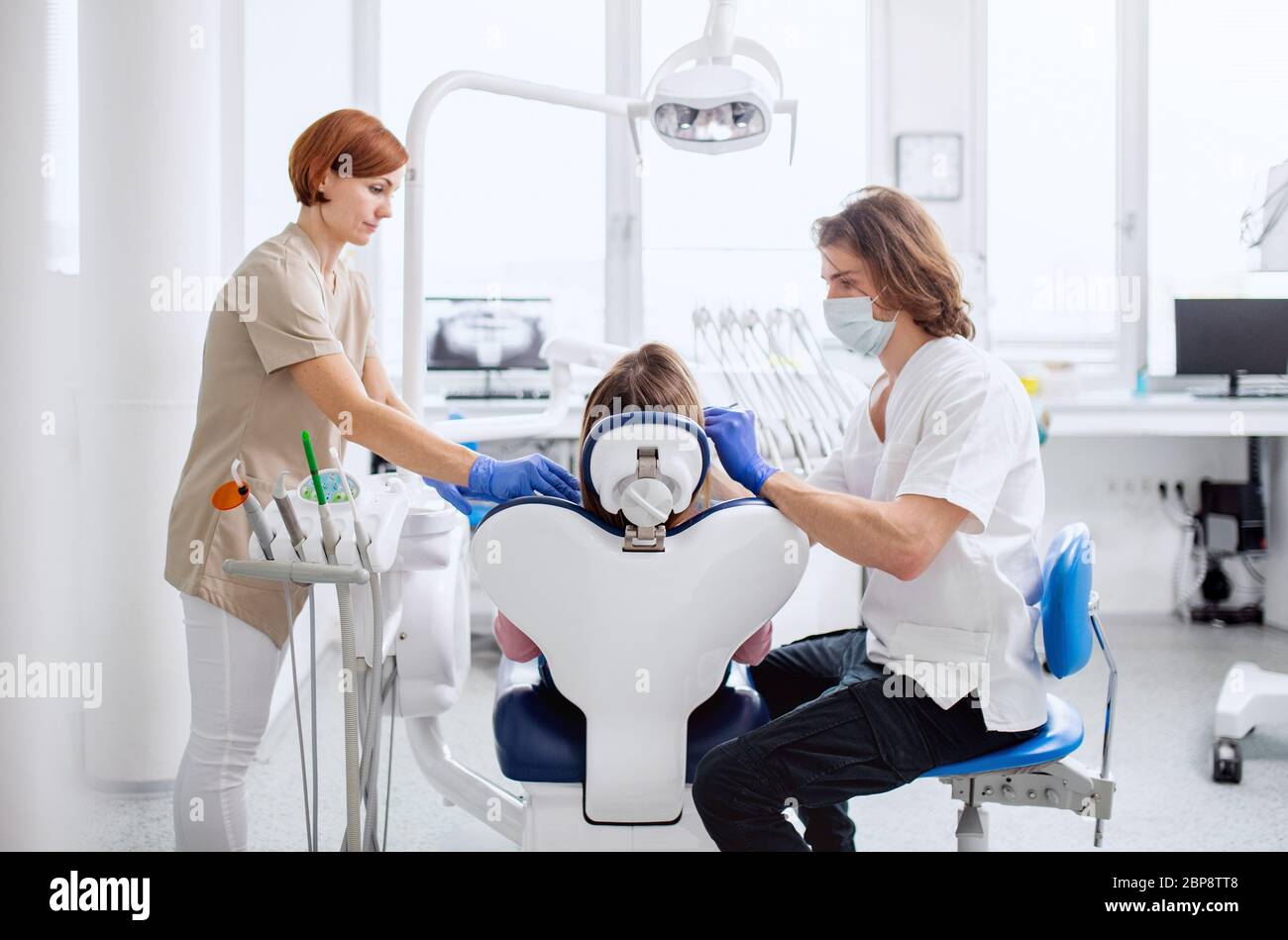 Mann Zahnarzt und Zahnarzthelfer bei der Arbeit in der Chirurgie, jährliche Check-up. Stockfoto