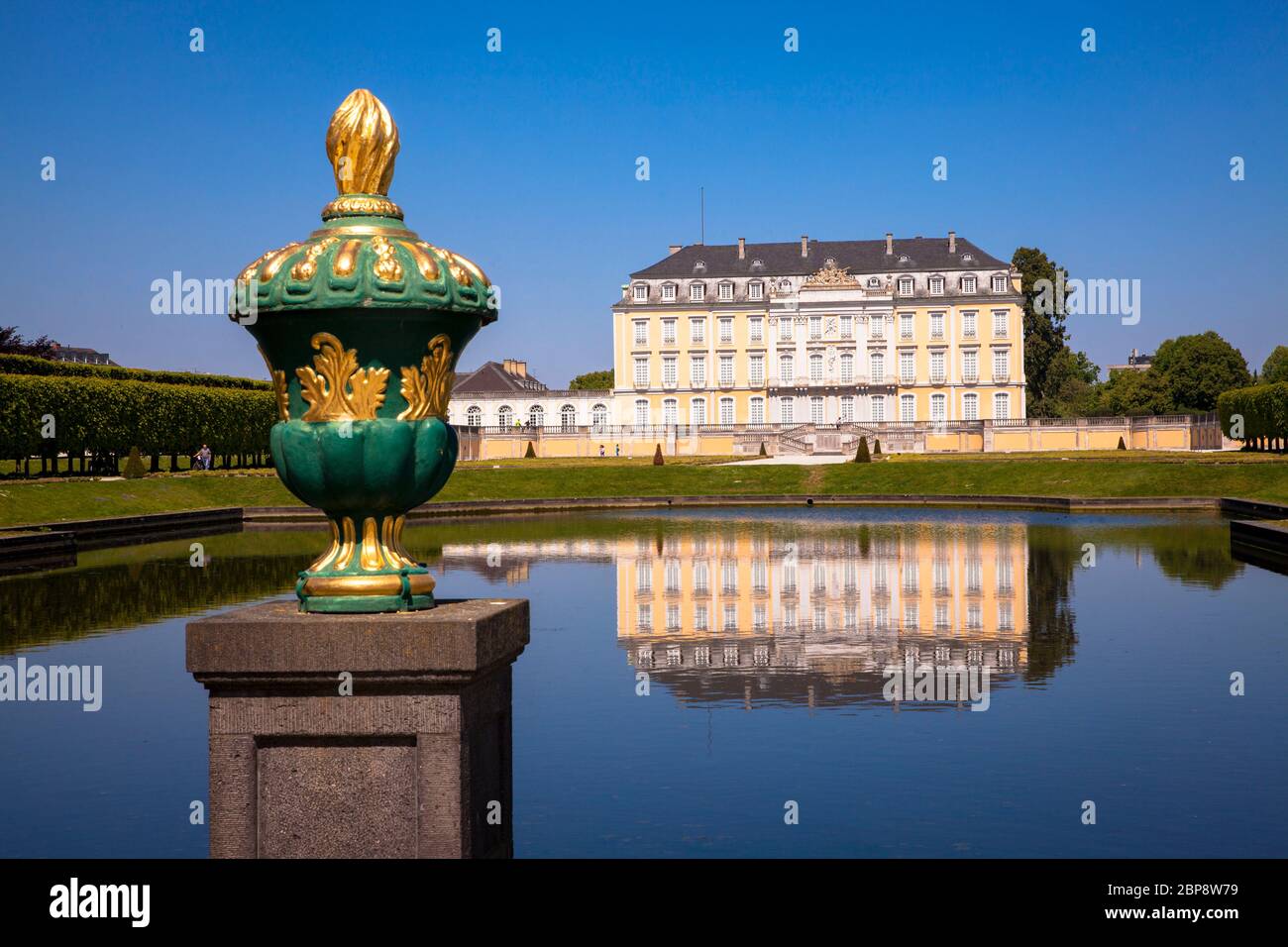 Schloss Augustusburg in Brühl bei Bonn, Südfassade und barocker Schlossgarten, Nordrhein-Westfalen, Deutschland. Schloss Augustusburg in Brühl bei Stockfoto
