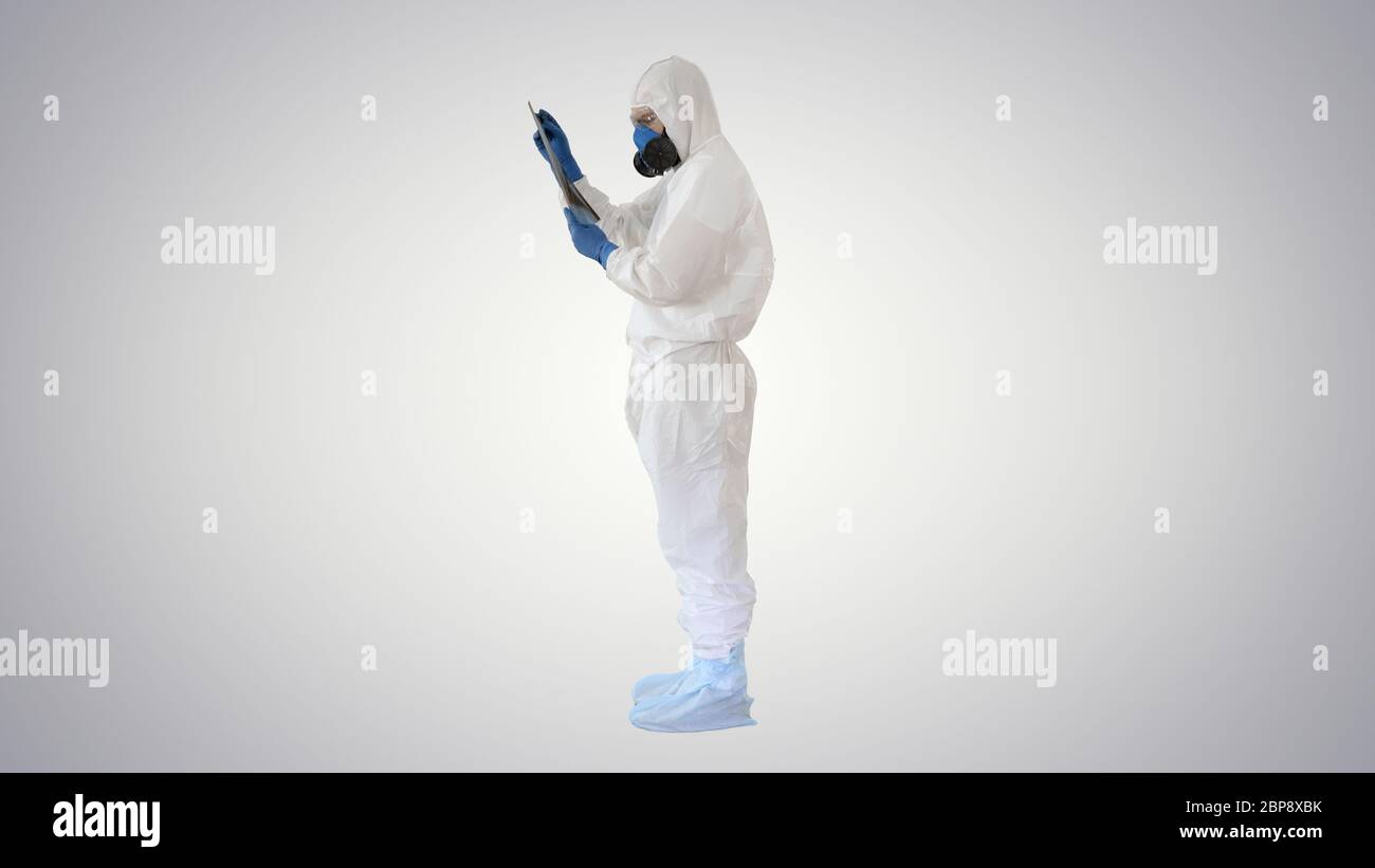 Epidemiologe in Atemschutzmaske untersuchen die Pneumonie des Patienten auf einem Röntgenbild Covid-19 auf Gradientenhintergrund. Stockfoto