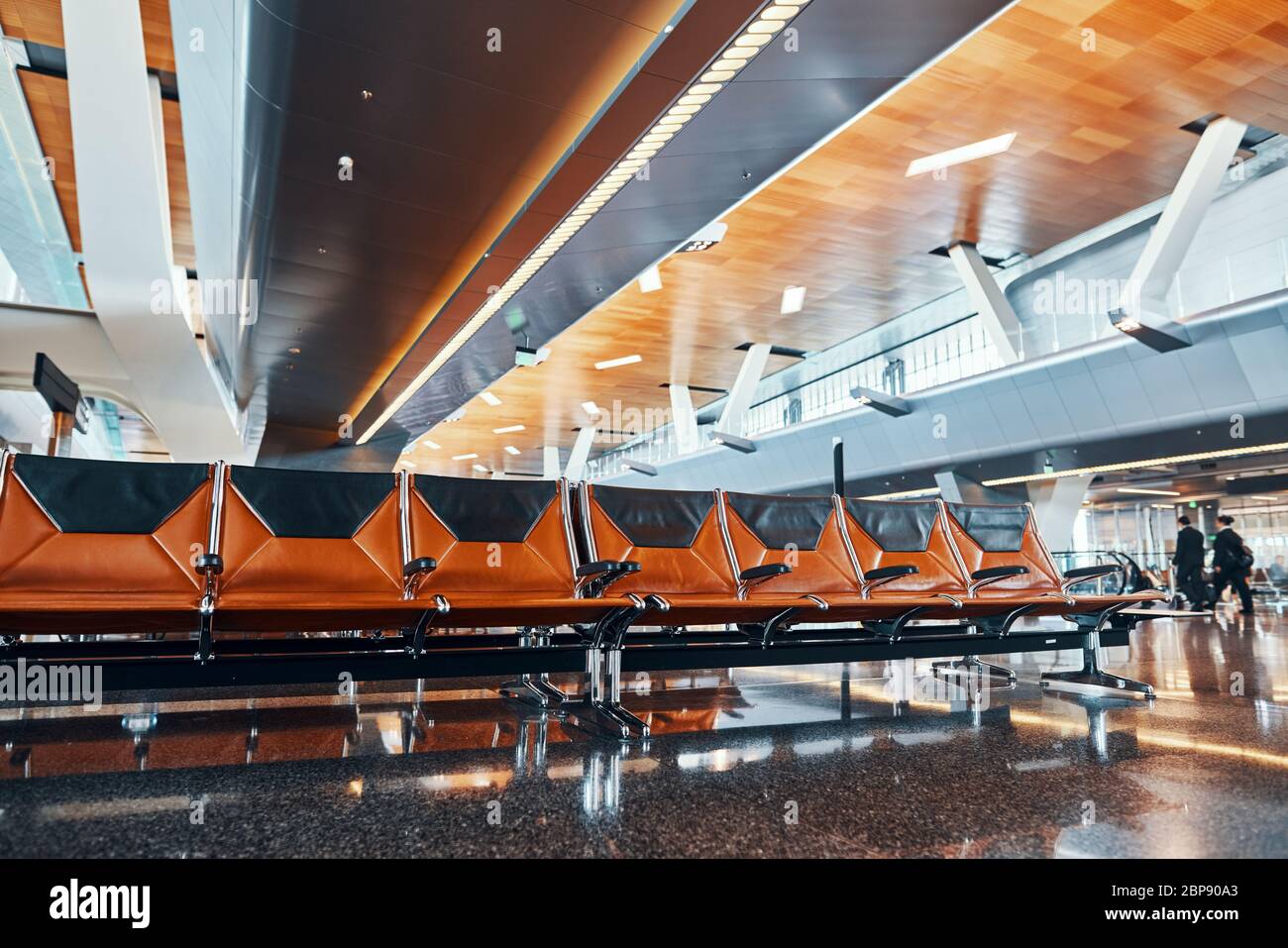 Leere Passagiersitze am internationalen Flughafen. Reisekonzept Stockfoto