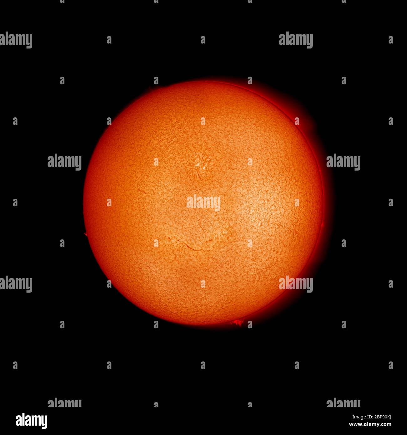 Die Sonnenscheibe mit aktiven Regionen, Filamenten und Prominenzen, fotografiert in Schmalband-Wasserstoff alpha (H alpha) 26.4.2008 Stockfoto