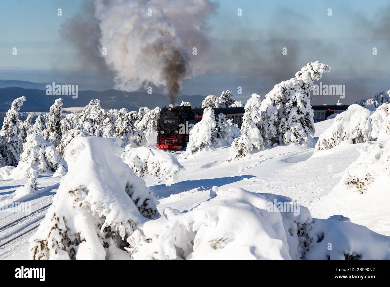 Winterlandschaft mit alter Dampflokomotive (Brockenbahn) am Brocken, Nationalpark Harz. Deutschland Winterlandschaft mit alter Dampflok (Brockenbahn) Stockfoto