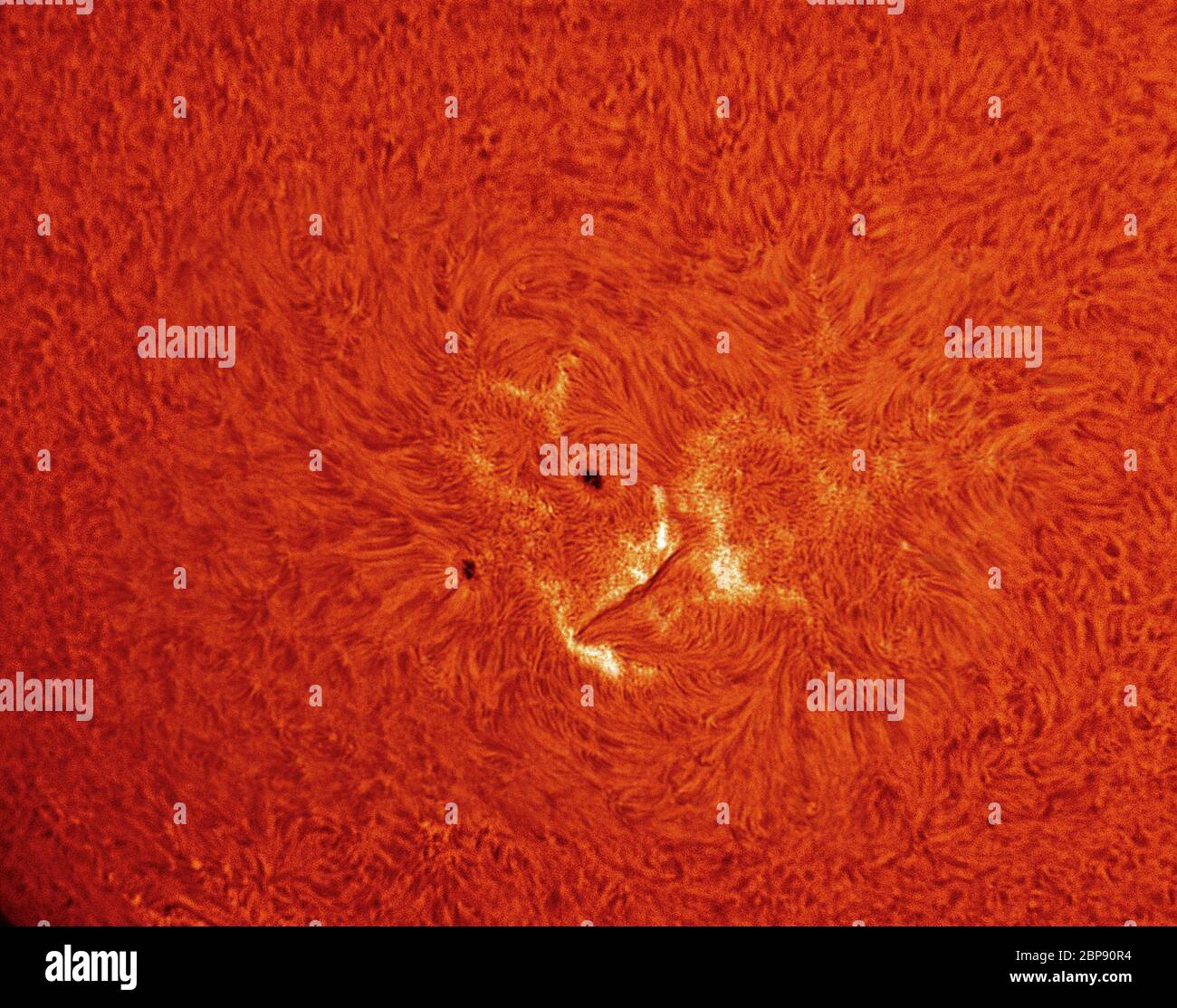 Sonnenfleck, aktive Region und Filament auf der Oberfläche der Sonne fotografiert in Schmalband Wasserstoff alpha (H alpha) Stockfoto