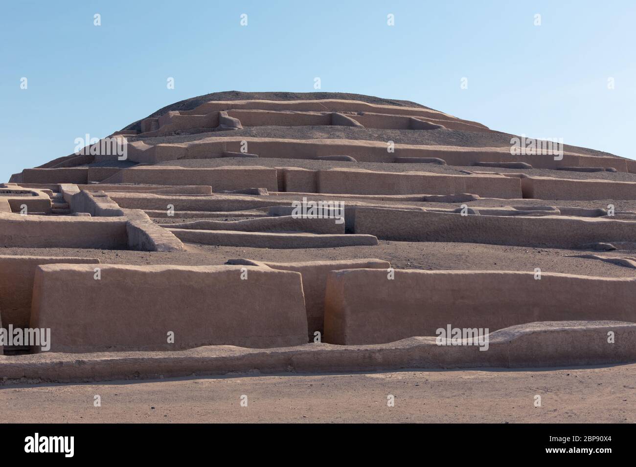 Vorderfassade der antiken Stadt Cahuachi, zeremonielles Zentrum der Nazca-Kultur in Peru Stockfoto