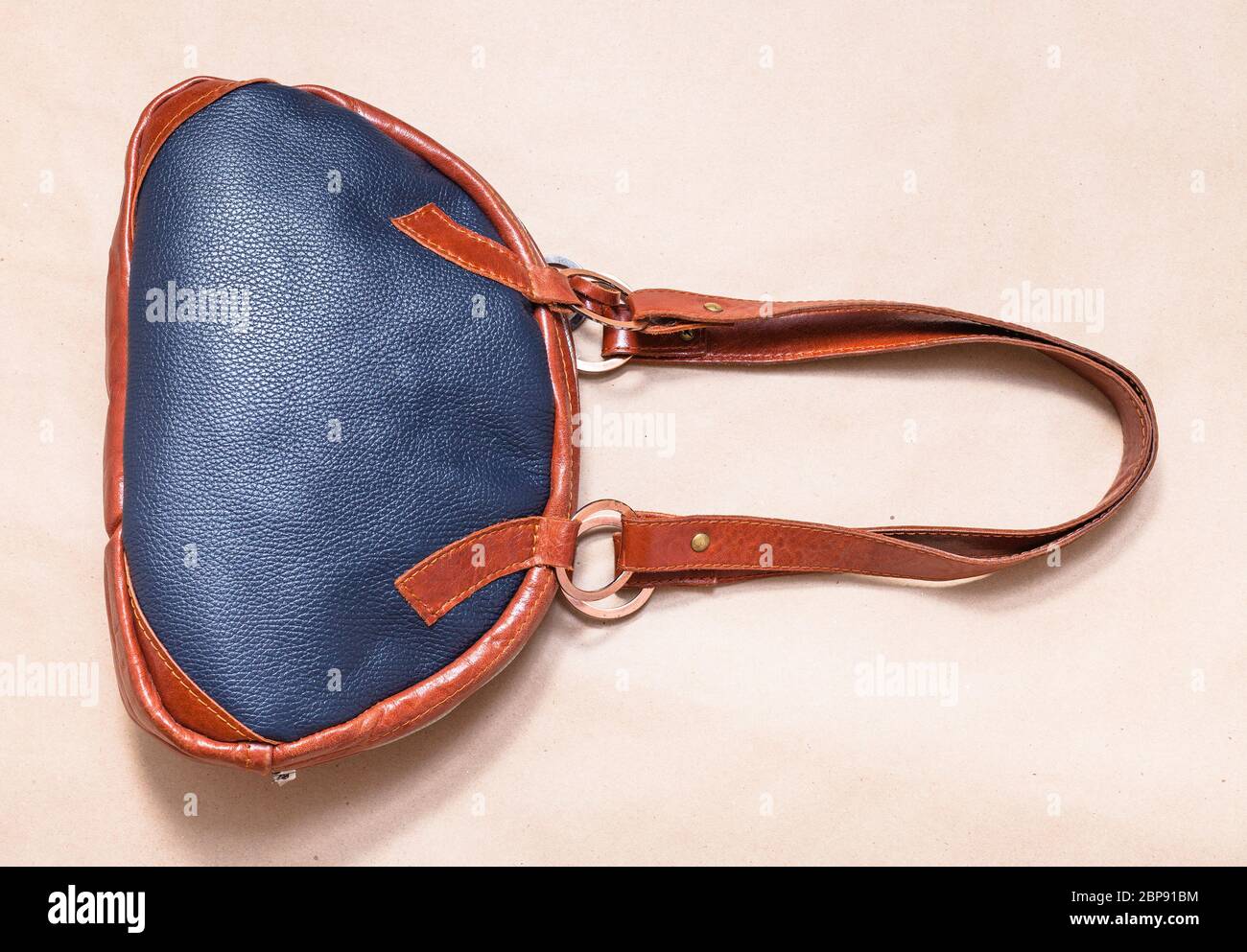 Rückseite der handgefertigte Leder bowling Tasche auf Holzbrett Stockfoto