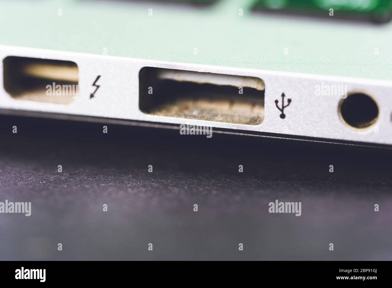 Seitenansicht des Laptops aus nächster Nähe. Stockfoto