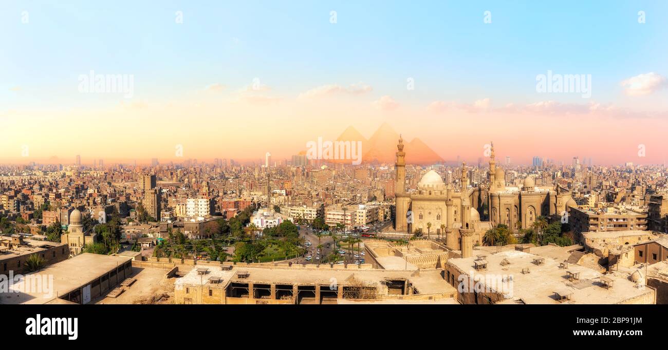 Sehenswürdigkeiten von Kairo Panorama: Die Mosque-Madrassa von Sultan Hassan, der Blick auf die Stadt und die Pyramiden. Stockfoto