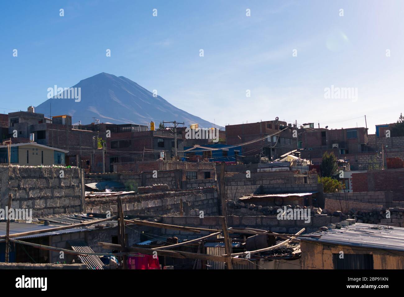 Von einem hohen Viertel von Arequipa zum Misti Vulkan in der Stadt Arequipa Peru Stockfoto
