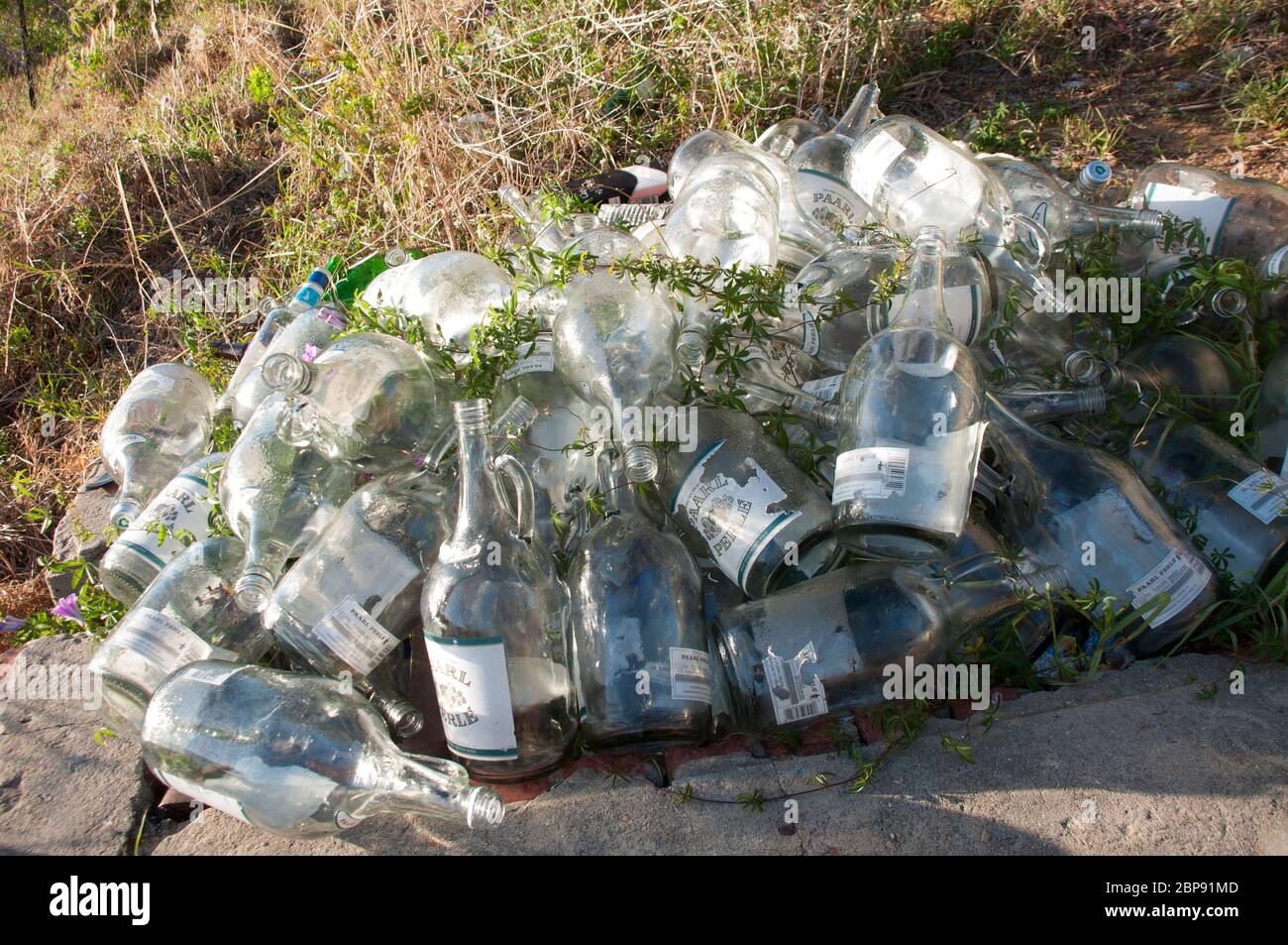 Ausrangierte Stapel von Weinflaschen Stockfoto