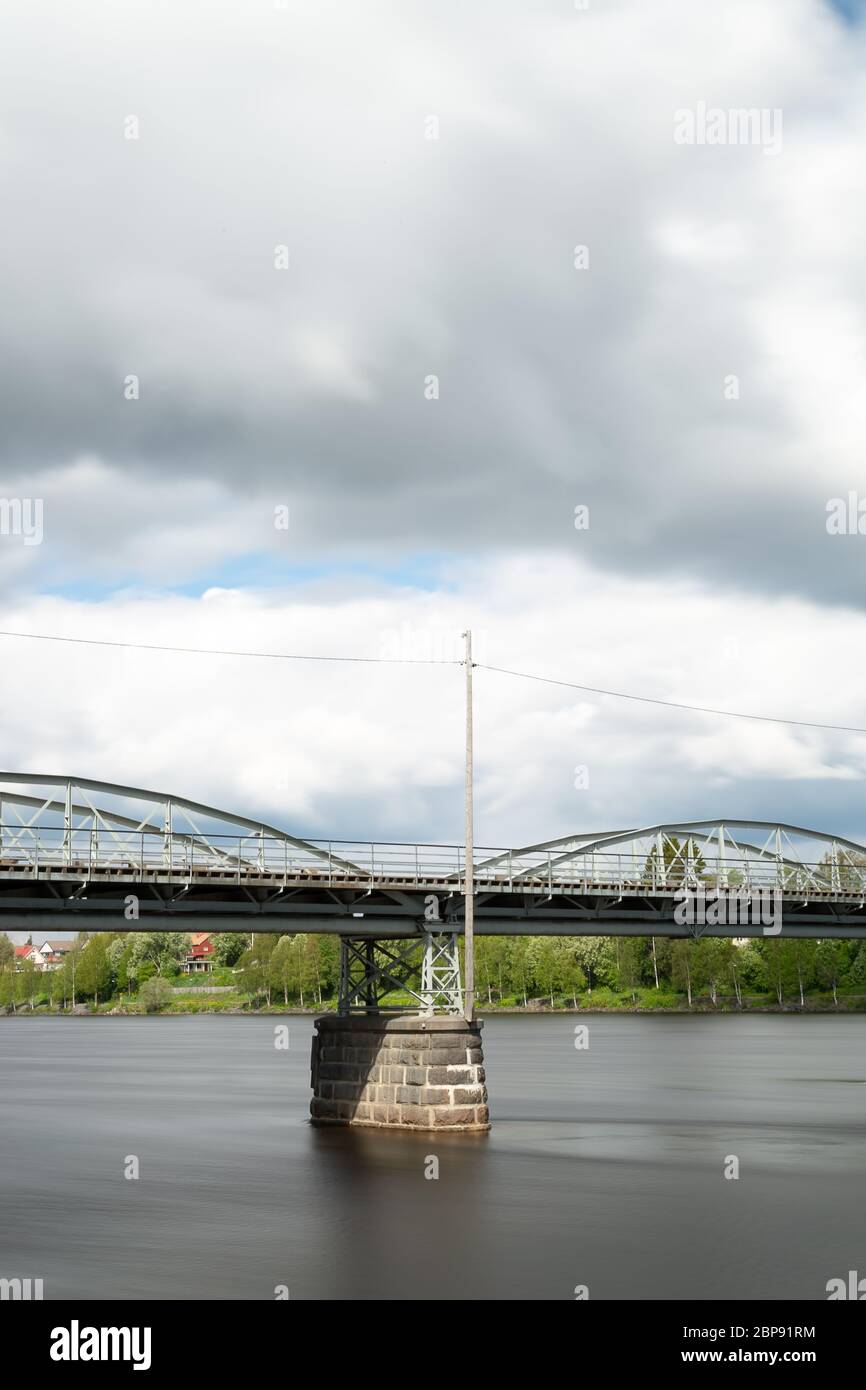 Brücke über den Fluss in Umea, Schweden. Stockfoto