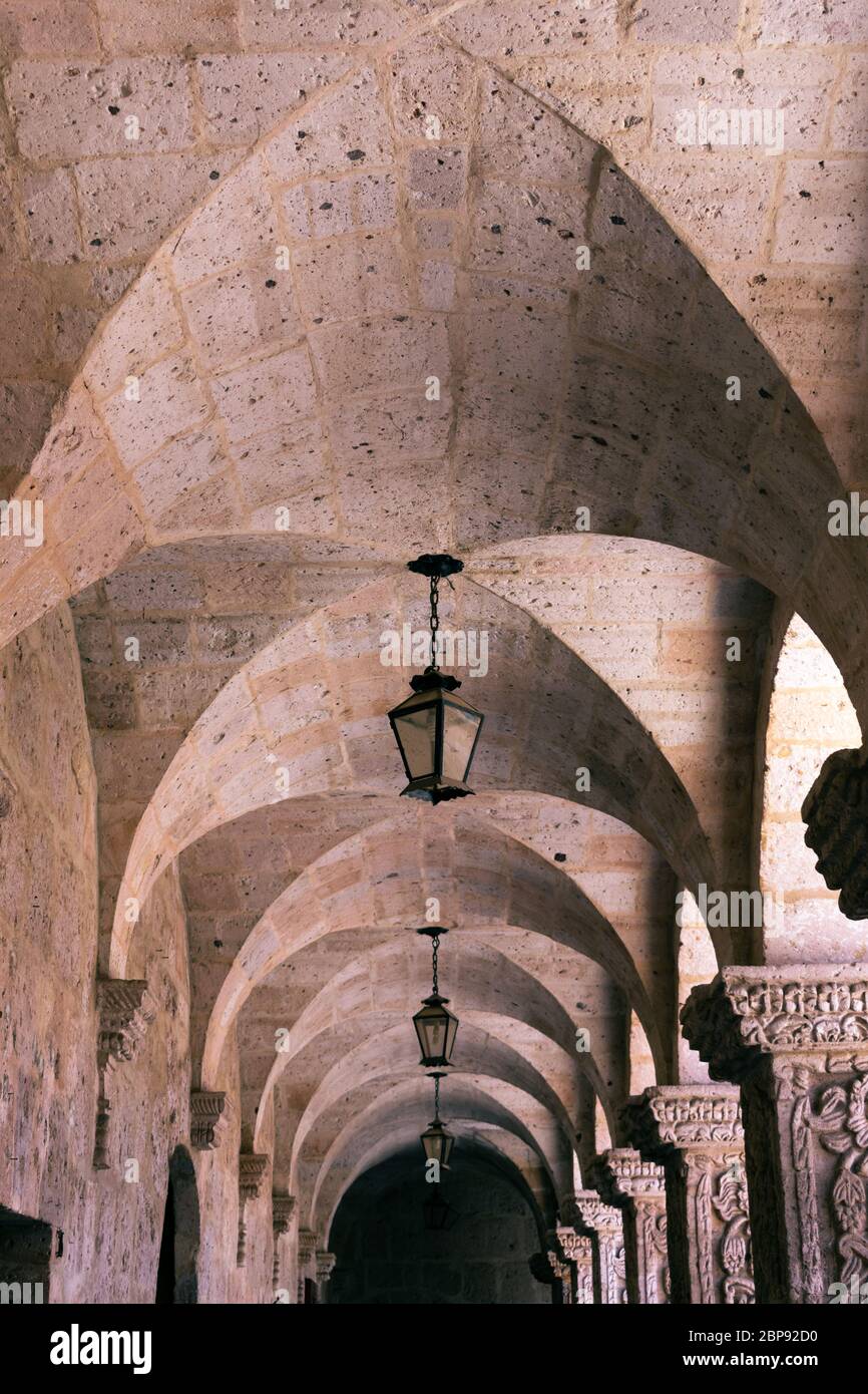 Gewölbedecke des Klosters von arequipa mit einer antiken Lampe Stockfoto