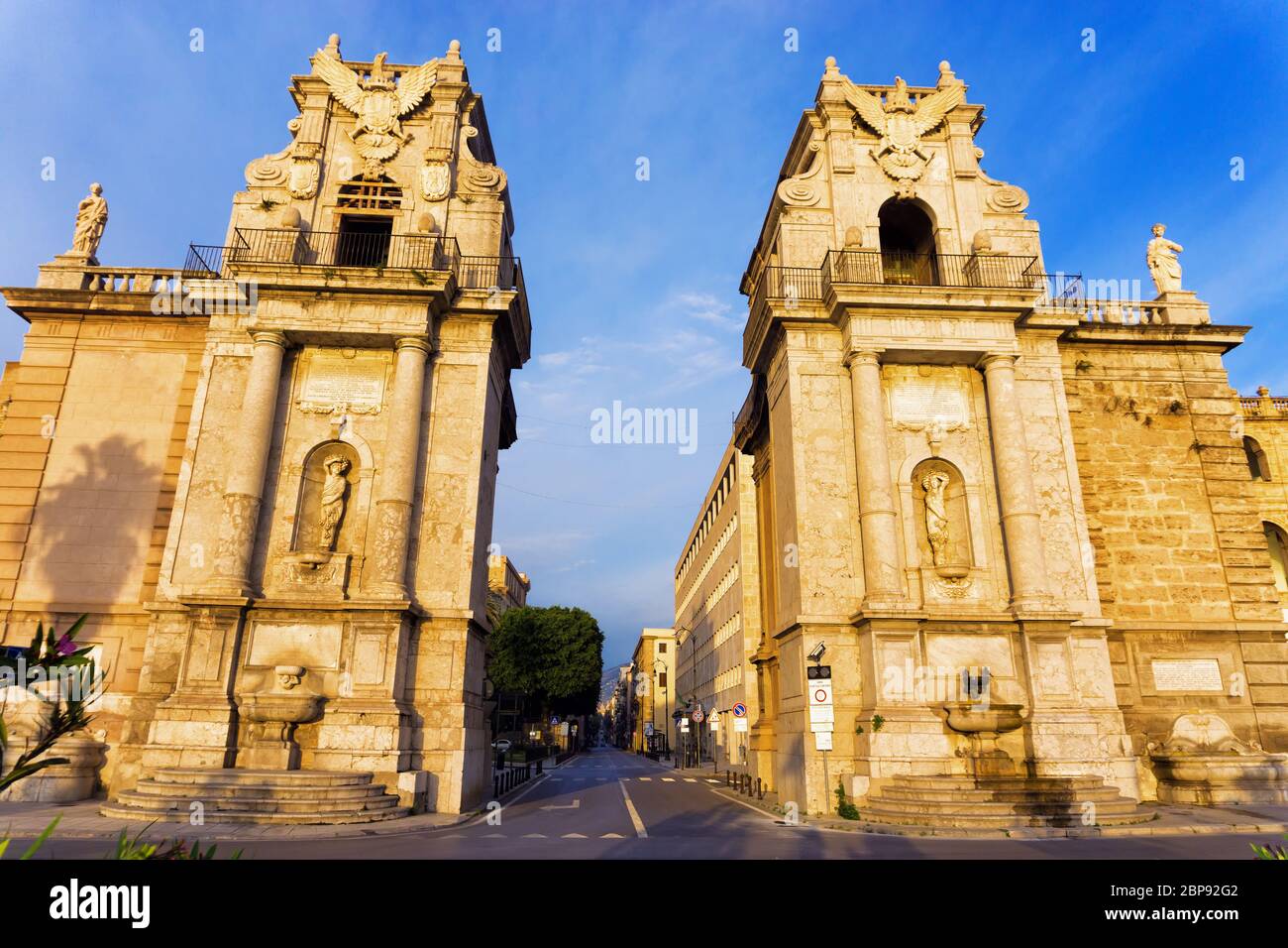 Die Porta Felice und Cassaro Straße in Palermo, Sizilien, Italien. Stockfoto