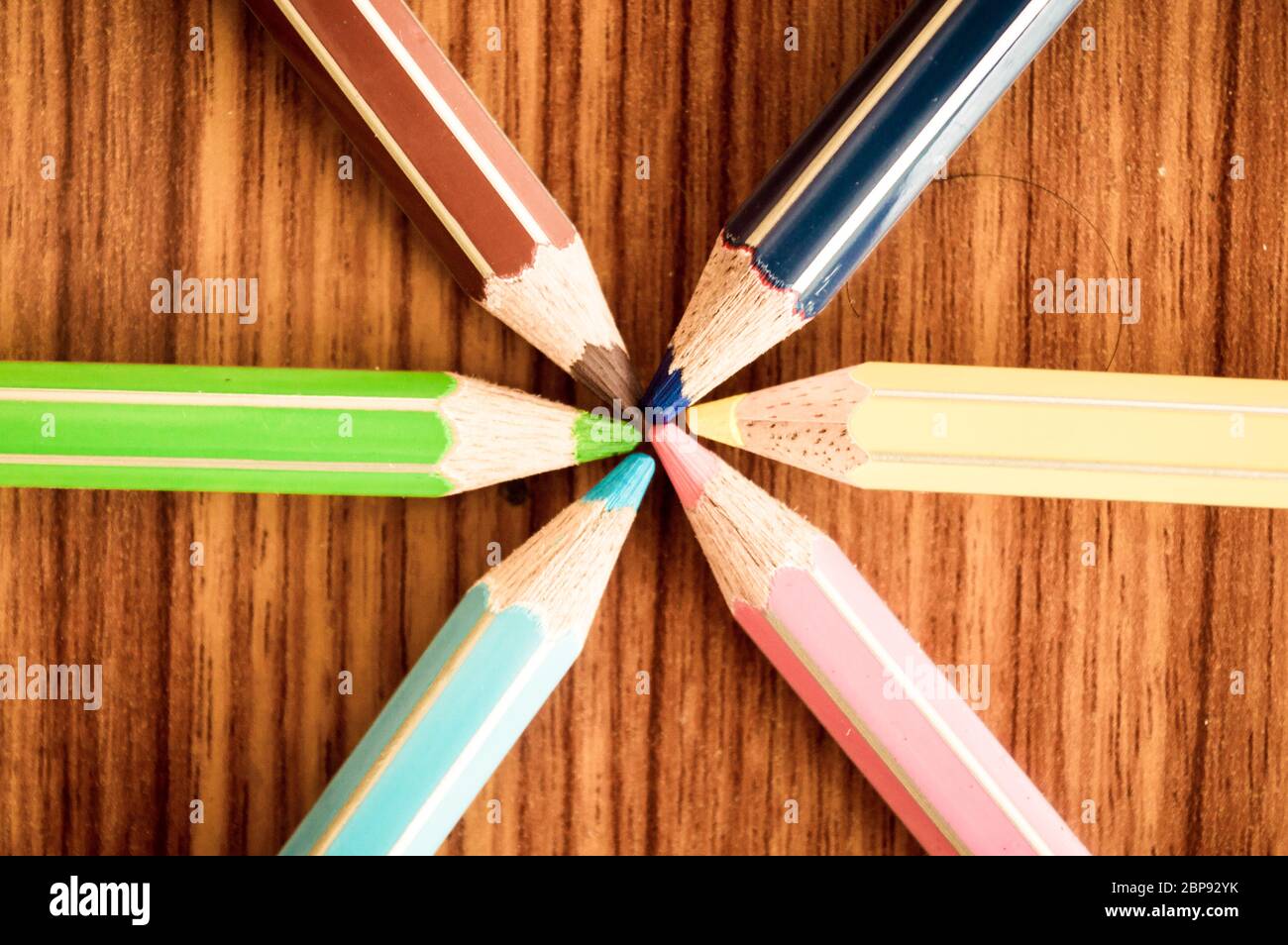 Buntstifte, die auf Mitte. Symbolische Bild zentrale Macht treffen an einem Punkt. Nahaufnahme einer Auswahl von Multi Buntstifte, nahe beieinander Arrang Stockfoto