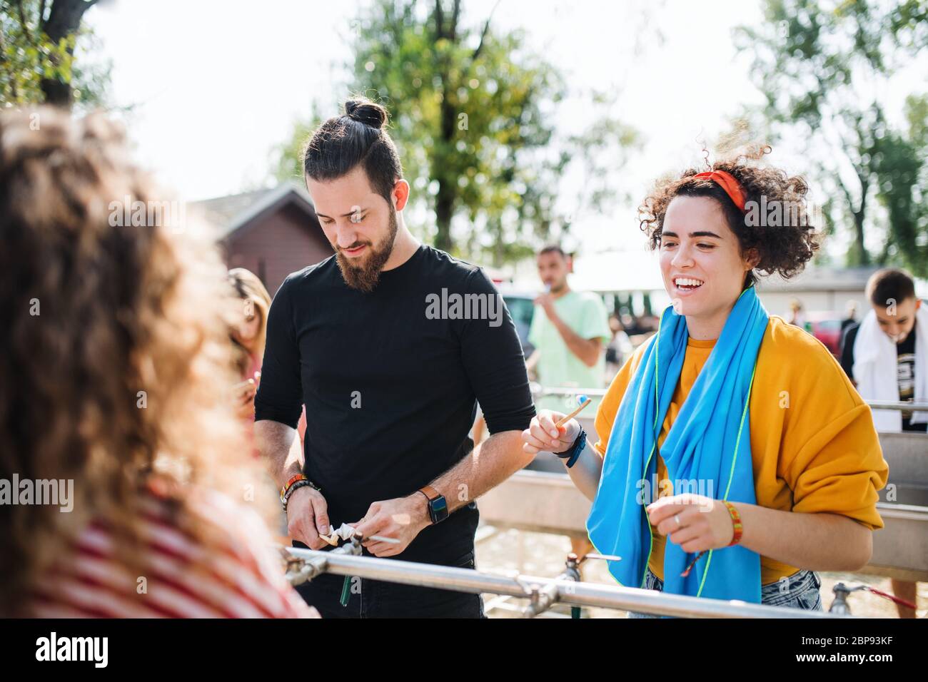 Gruppe von jungen Freunden beim Sommerfest, waschen am Morgen. Stockfoto