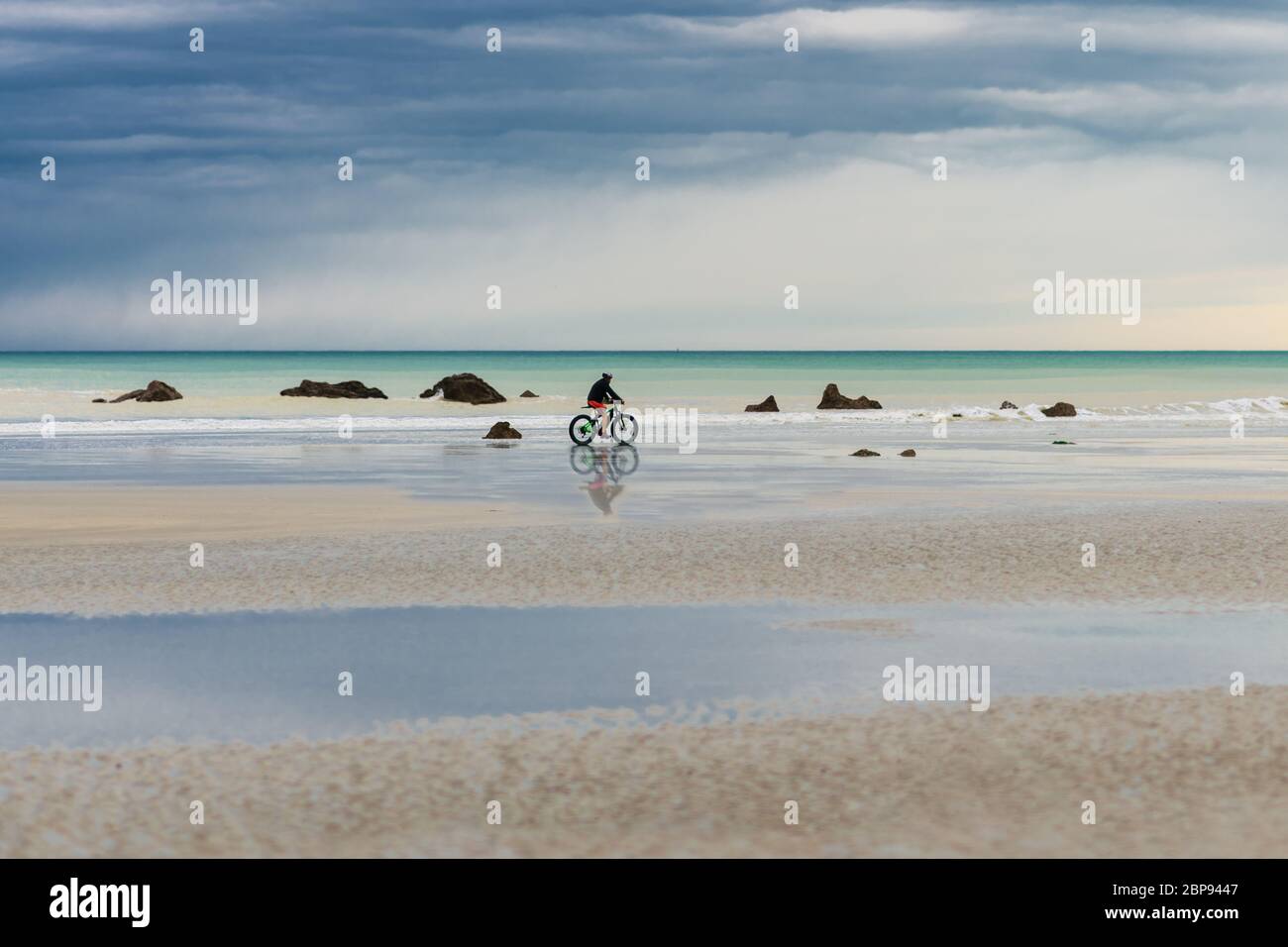 Radfahrer fahren mit dem Fahrrad entlang des Atlantischen Ozeans Stockfoto