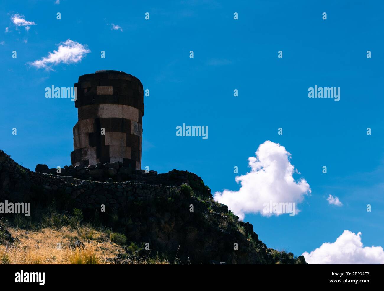 Uraltes Grab der indigenen Bevölkerung namens Sillustani in Puno, Süd-Peru. Eins Stockfoto