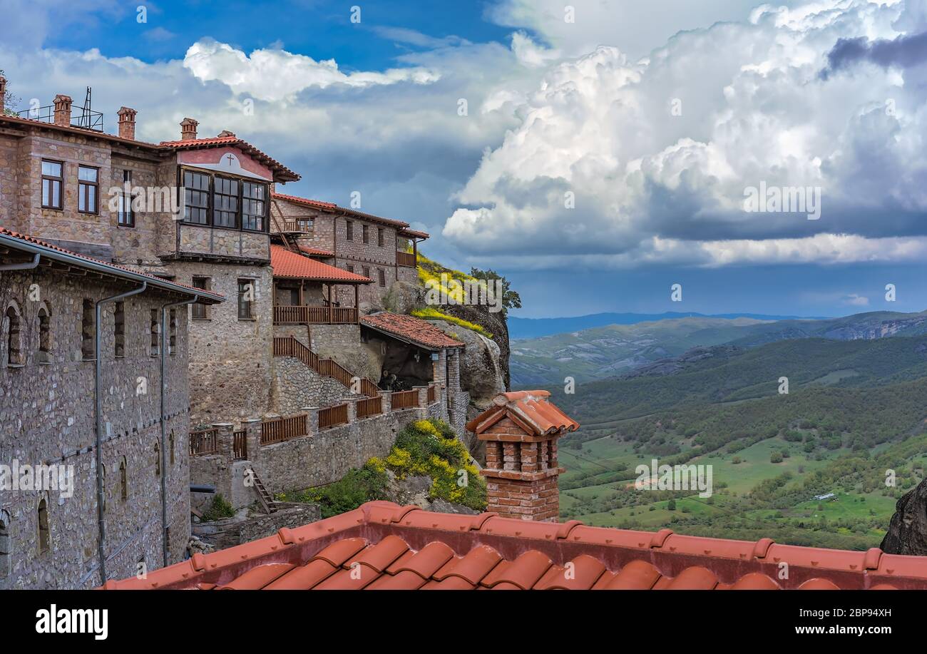 Rote Ziegeldächer von erstaunlich auf einem Felsen Kloster tolles Wort meteoron in Meteora, Griechenland Stockfoto