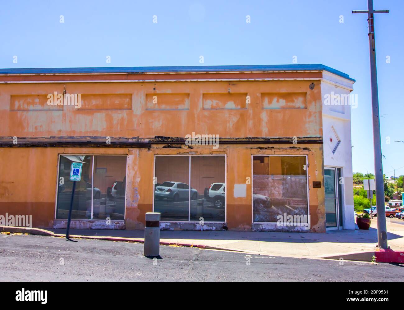 Verlassene Ecke Einzelhandelsgebäude In Notwendigkeit Der Reparatur Stockfoto