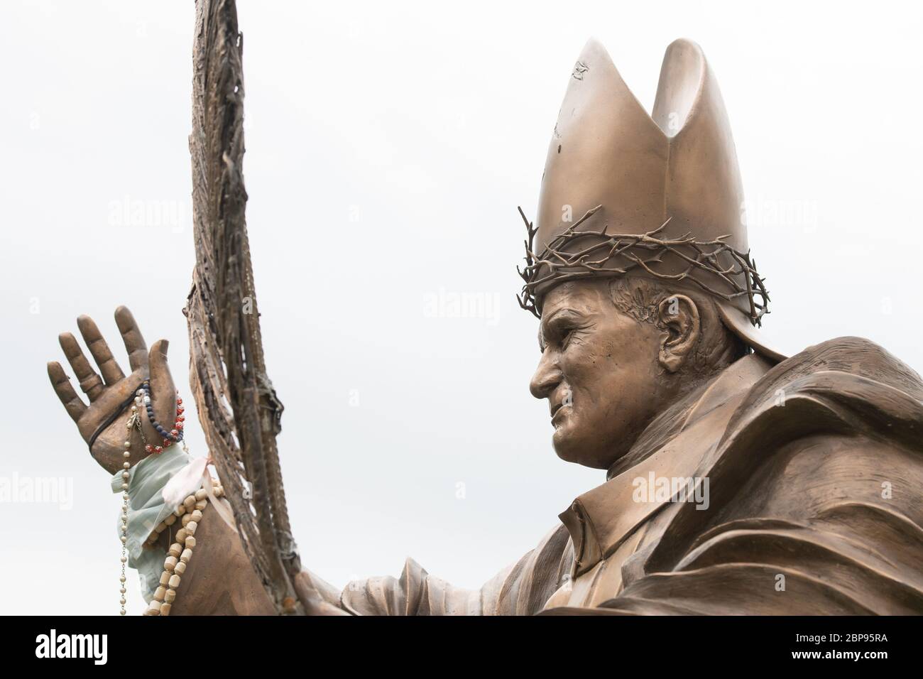 Italien. Mai 2020. 100. Geburtstag von Johannes Paul II. - Statue des Heiligen Papstes Karol Wojtyla in Santuario della Jenca auf Gran Sasso, Abruzzi. (Foto von Lorenzo Di Cola/Pacific Press) Quelle: Pacific Press Agency/Alamy Live News Stockfoto